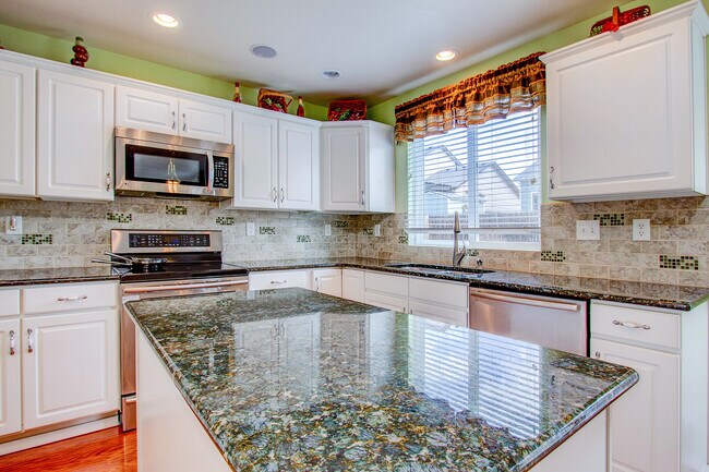 Building Photo - Impeccable 5 Bedroom Home with Mountain Views