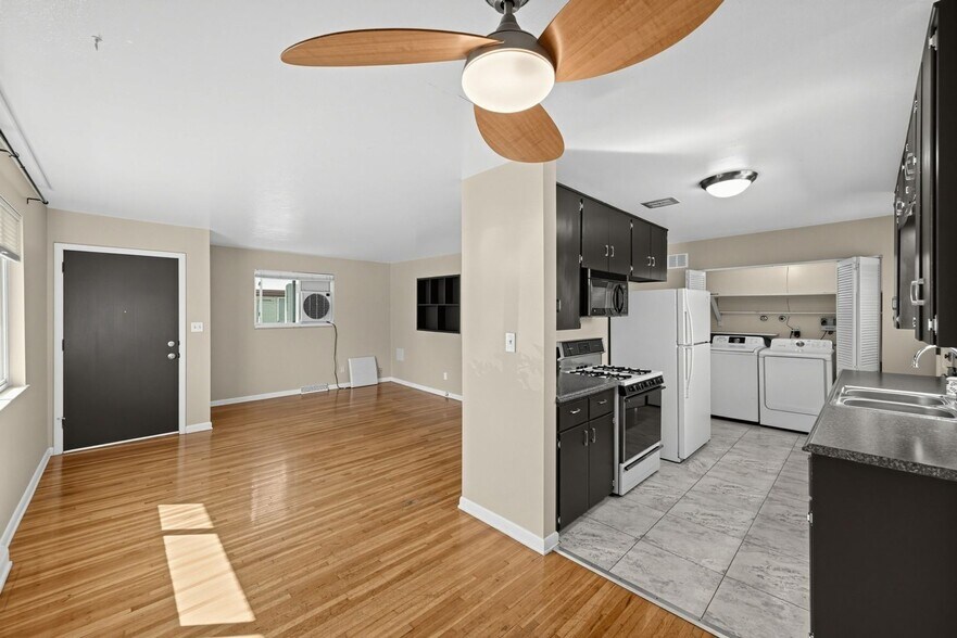 Building Photo - 1055 S Dale Ct