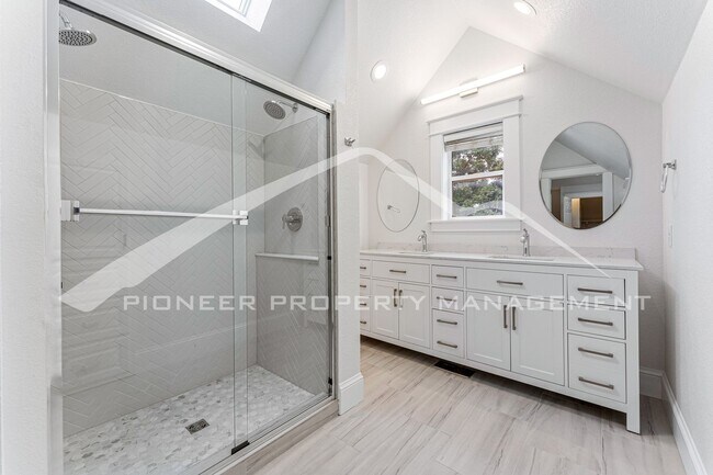 Building Photo - 3256 Meade St