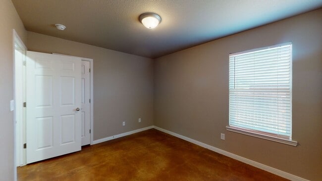 Building Photo - $1,395 + 2 WEEKS RENT!!