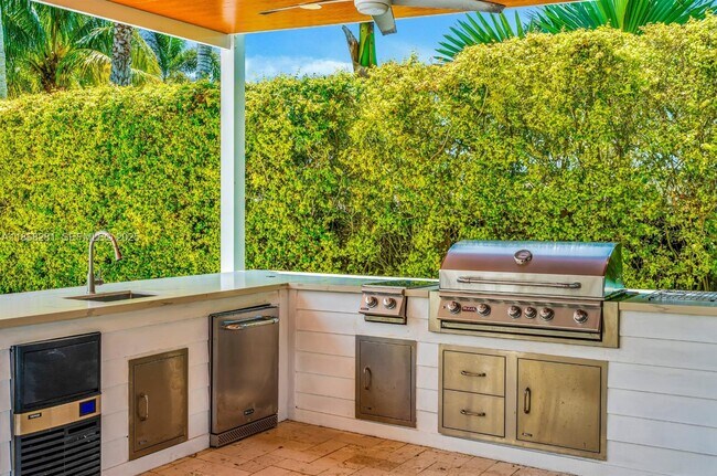 Building Photo - 16550 SW 77th Ct