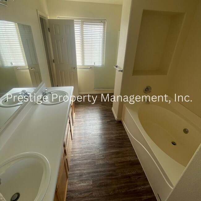 Building Photo - Charming Rita Ranch Home!!!