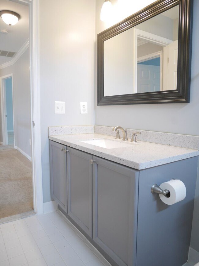 Building Photo - Spacious & Stylish 4-Bedroom Home with Fin...