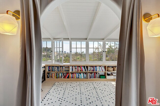 Building Photo - 6402 Ivarene Ave