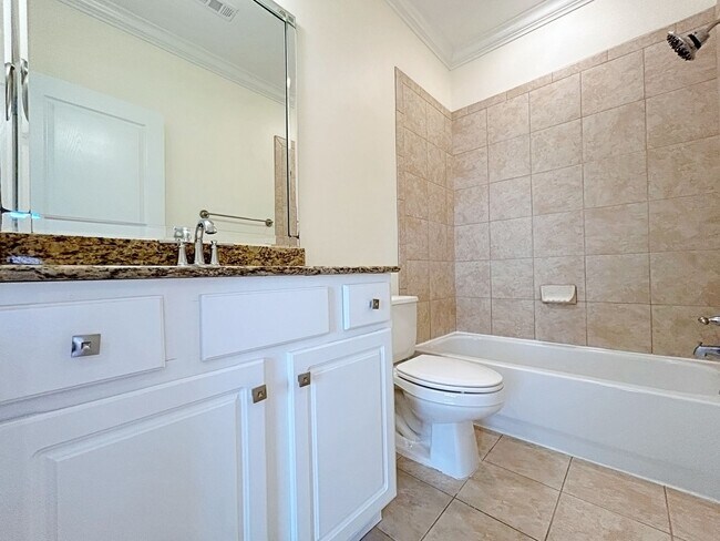 Building Photo - 3 Bedroom Townhouse in Gated Community off...