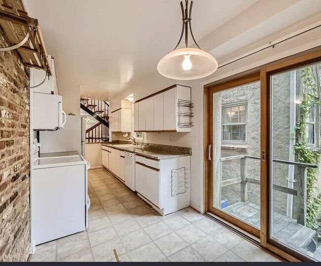 Building Photo - 827 S Charles St