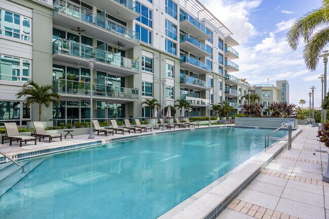 Building Photo - "Experience Urban Elegance: Spacious 2BR/2BA Condo in the Heart of Tampa!"