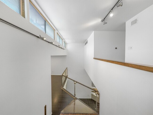 Building Photo - 3407 Roseland St