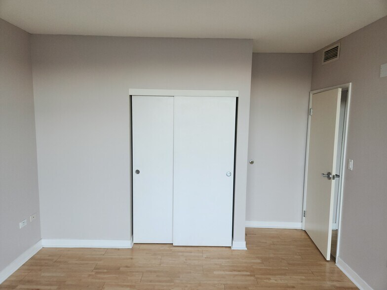 Building Photo - 425 W Beech St