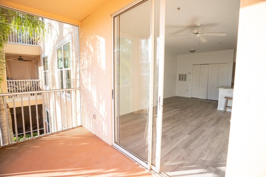 Building Photo - 4142 Central Sarasota Pky