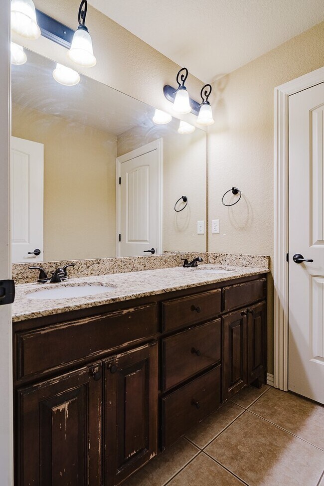 Building Photo - 602 SW Barn Valley Rd