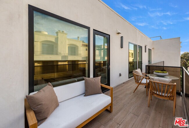 Building Photo - 505 S Barrington Ave