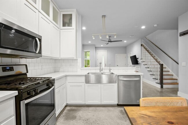 Building Photo - 1220 Delano St