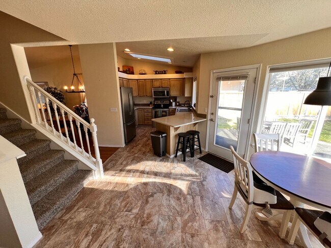 Building Photo - 4412 Ingleside Dr SE