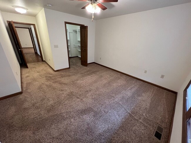 Building Photo - 409 S Broadway Ave