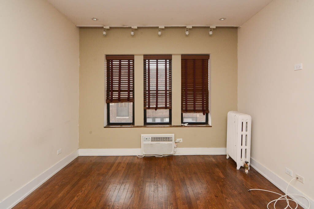 Building Photo - 726 W Addison St