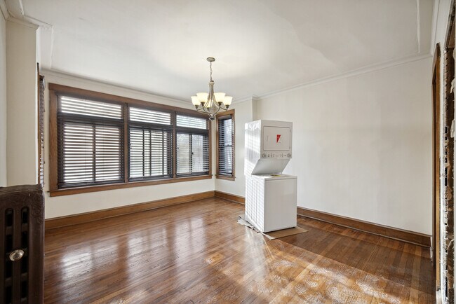 Building Photo - 3952 W Waveland Ave