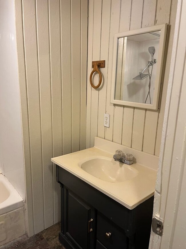 Building Photo - ***3 BEDROOM/1 BATHROOM IN PAULDEN***