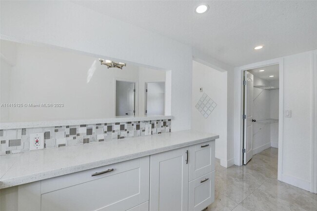Building Photo - 3010 SW 25th St