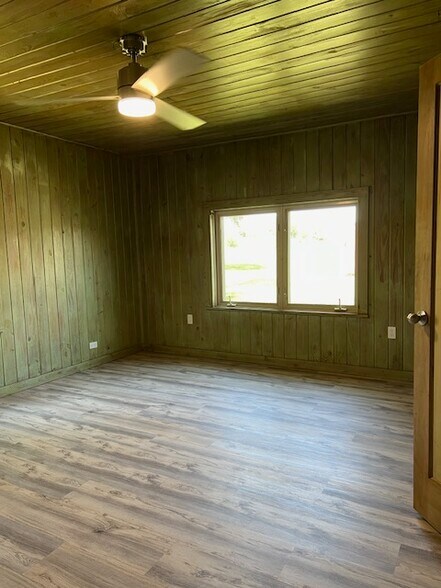 Bedroom #1 - 9900 E State Highway 71