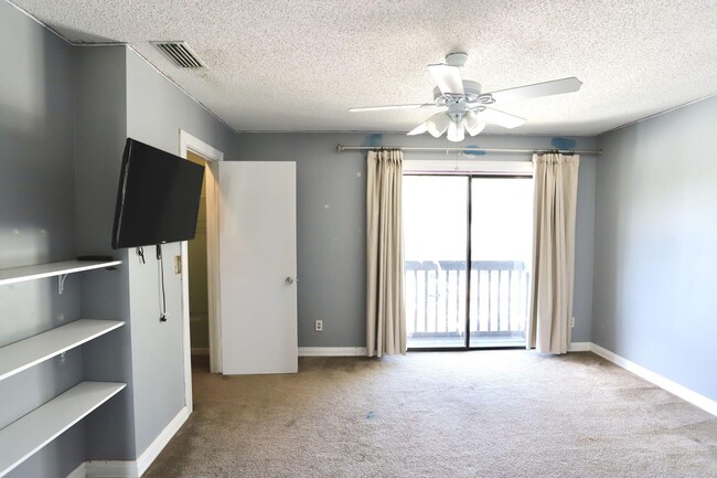 Building Photo - 2303 Seaside Dr
