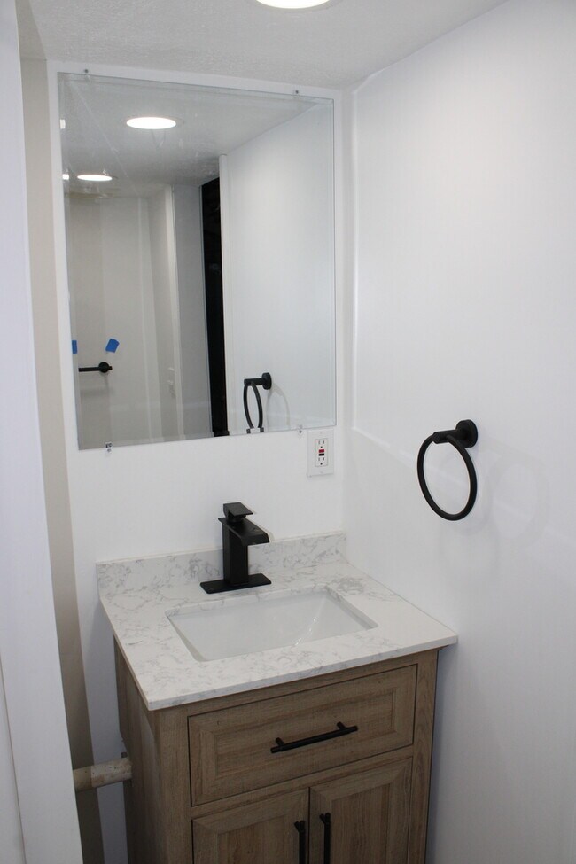 Building Photo - Spacious 4 bedrooms and 2 bathrooms in Kan...