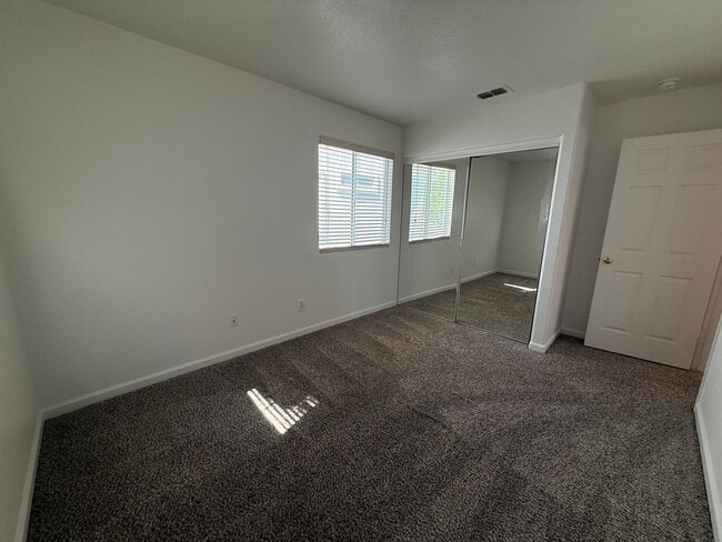 Building Photo - Beautiful Large 4 Bedroom 2.5 Bath Home