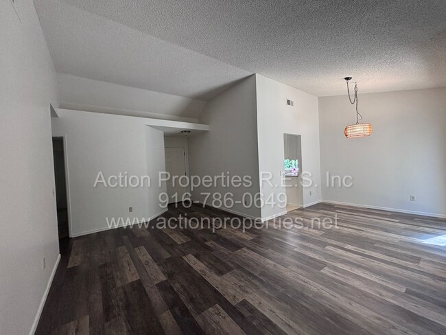 Building Photo - Charming 3 Bed, 2 Bath House - Close to Shopping, Schools, and Parks - New Paint - Updated Flooring!