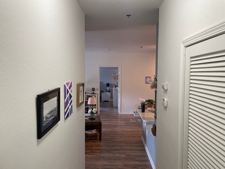 Building Photo - 400 Vista Lake Dr