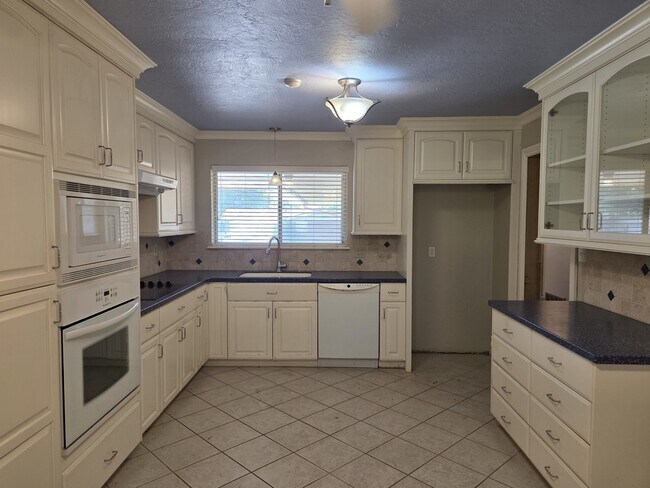 Building Photo - 3225 N Ridgewood Dr