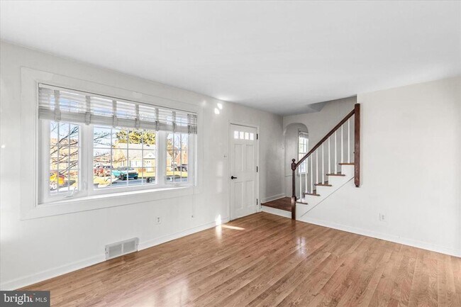 Building Photo - 3 Bedroom Brick Cape Cod in York Suburban School District!