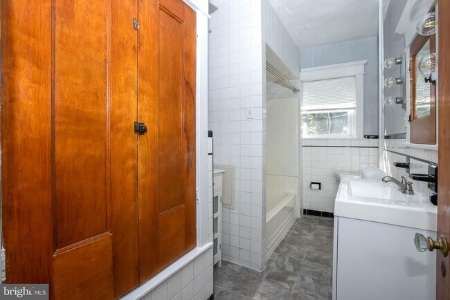 Building Photo - 20 E Merchant St