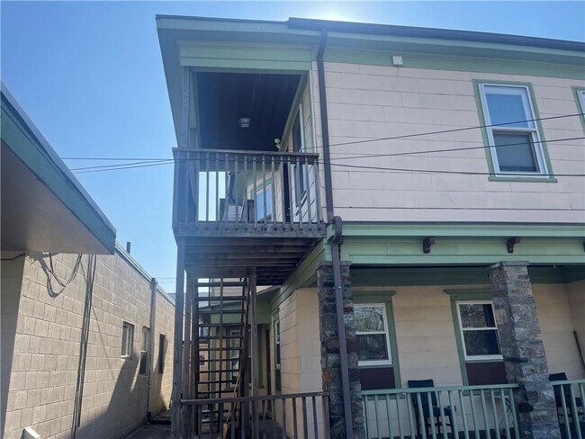 Building Photo - 585 Main St