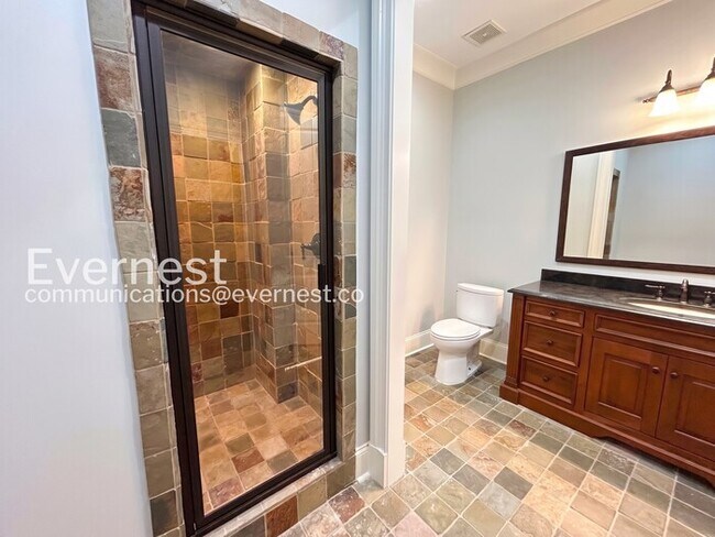 Building Photo - Spacious 7 Bed/8 Bath Home with Garage / Pet-Friendly / Available Now!