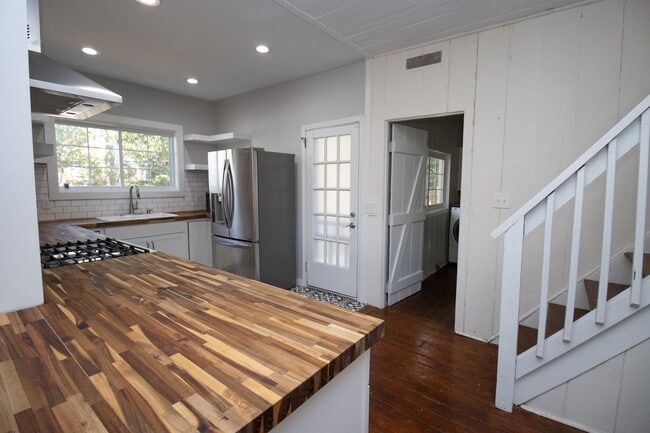 Building Photo - 3 Bedroom, 2.5 Bathroom in Shandon - The F...
