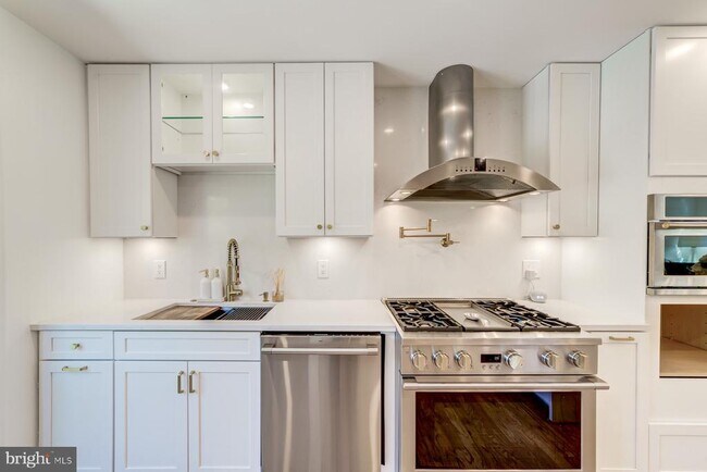Building Photo - 8 Carriage House Cir