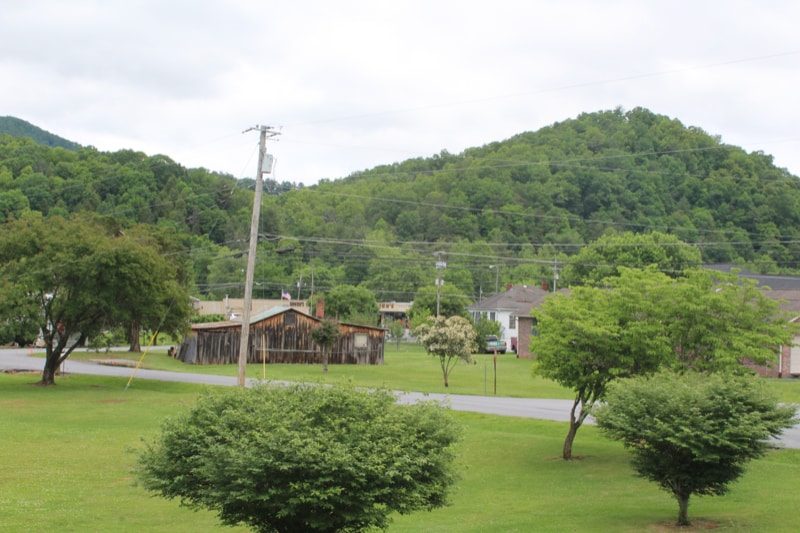 Building Photo - 202 Mountain View Dr