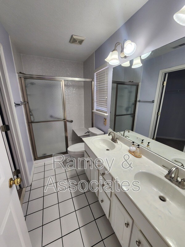 Building Photo - 10828 Glenway Pl