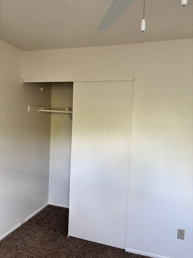 Building Photo - AVAILABLE IMMEDIATELY - LARGE 3 BED/2 BATH...