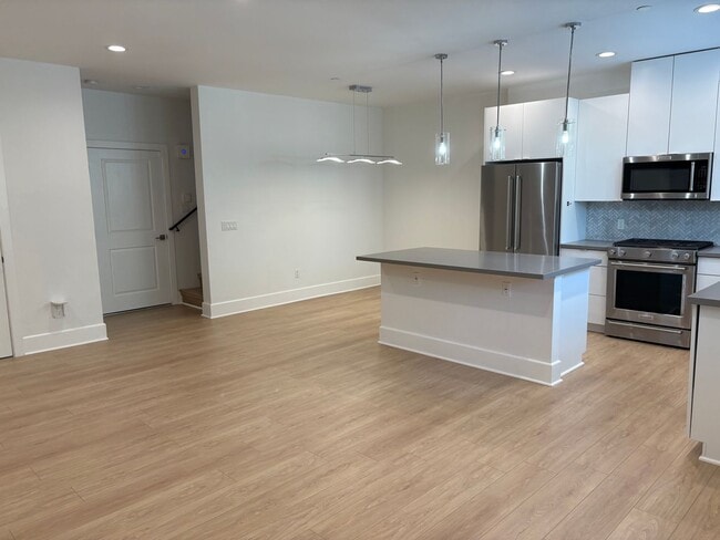 Building Photo - Luxury 3+3 Townhome in prestigious Crescen...