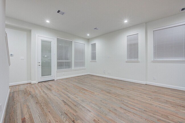 Building Photo - 3BR, 3.5BA Townhome with Balcony, Yard & D...
