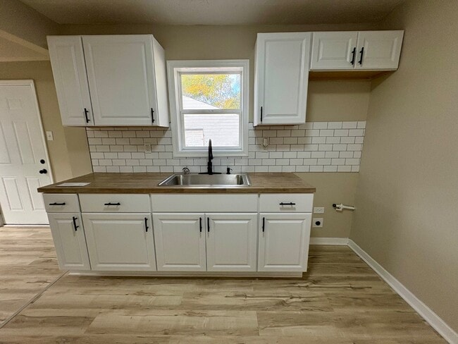 Building Photo - 6120 E 24th St