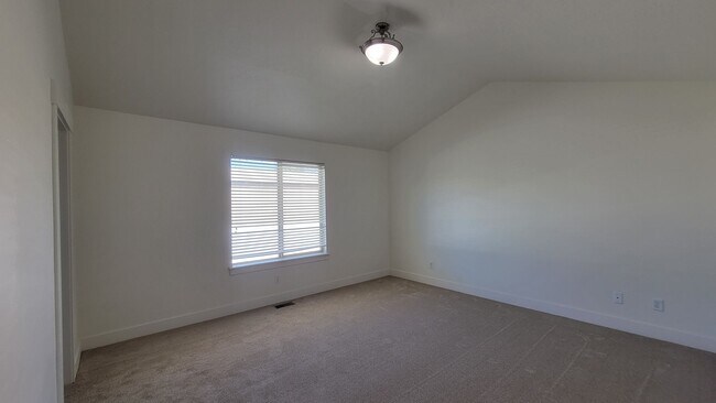 Building Photo - Large and Spacious Lehi Home