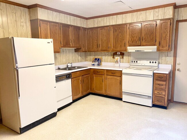 Building Photo - 3 BR house on quiet street