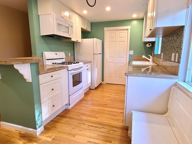 Building Photo - Charming 3Bd/2Ba Kirkland Home with Huge Yard!
