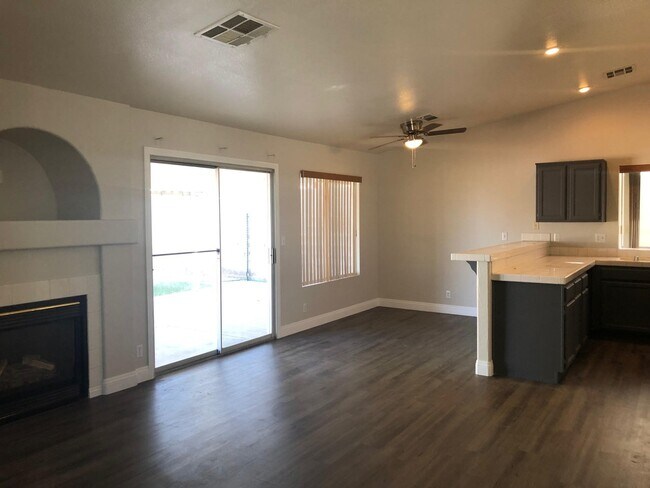 Building Photo - Showings Available NOW