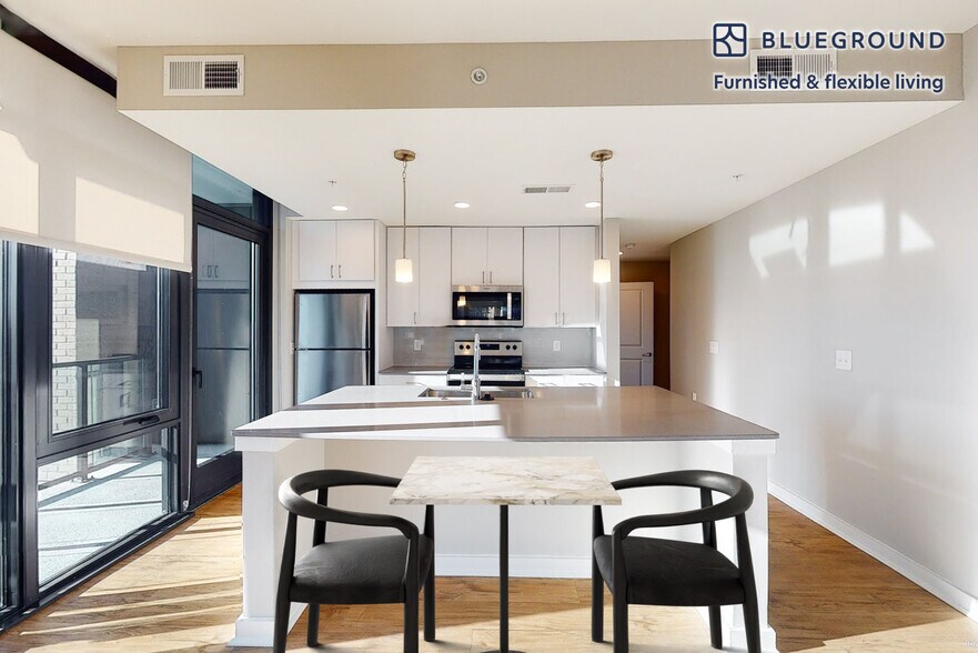 Building Photo - 555 S President St