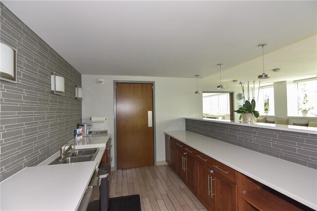 Building Photo - 300 Bowie St