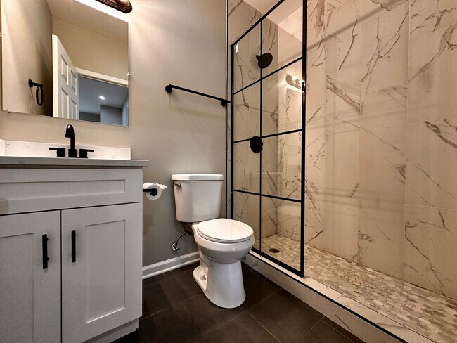 Building Photo - Amazing 4-bed Duplex by UIC