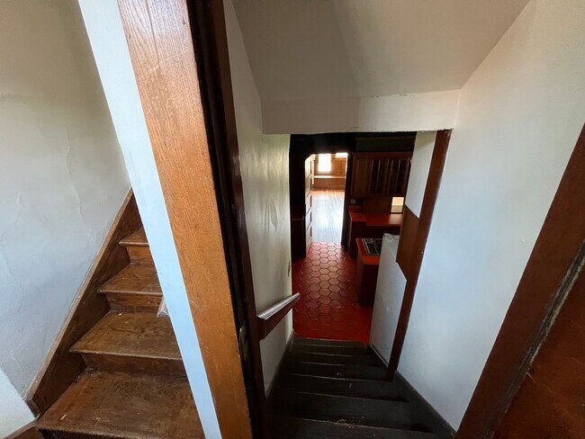 Building Photo - 5 BD/2BA Home next to Kirkwood with fenced backyard!